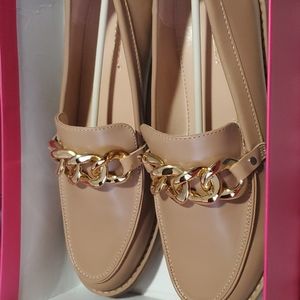 Gold chain detail beige flats